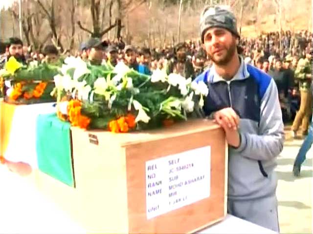 Videos : बड़ी खबर: शहीद का अंतिम संस्कार, गांव में भारी भीड़ उमड़ी