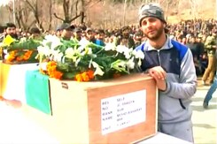 बड़ी खबर: शहीद का अंतिम संस्कार, गांव में भारी भीड़ उमड़ी बड़ी खबर: शहीद का अंतिम संस्कार, गांव में भारी भीड़ उमड़ी