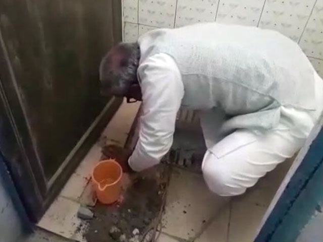 Video : बीजेपी सांसद जनार्दन मिश्र ने खुद साफ किया सरकारी स्कूल का शौचालय
