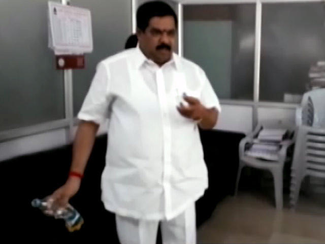 कांग्रेस के पूर्व ब्लॉक प्रमुख ने नगर निगम दफ्तर में छिड़का पेट्रोल, दी जलाने की धमकी