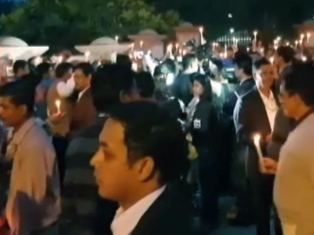 इंडिया 7 बजे : राजघाट पर आईएस अधिकारियों का कैंडल मार्च