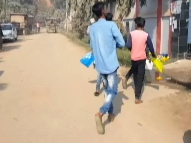 Video : बिहार में 10वीं के बच्चों के जूते उतरवा कर हो रही परीक्षा