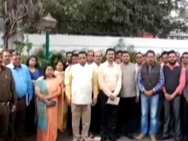 दिल्ली के मुख्य सचिव से बदसलूकी के खिलाफ मौन प्रदर्शन