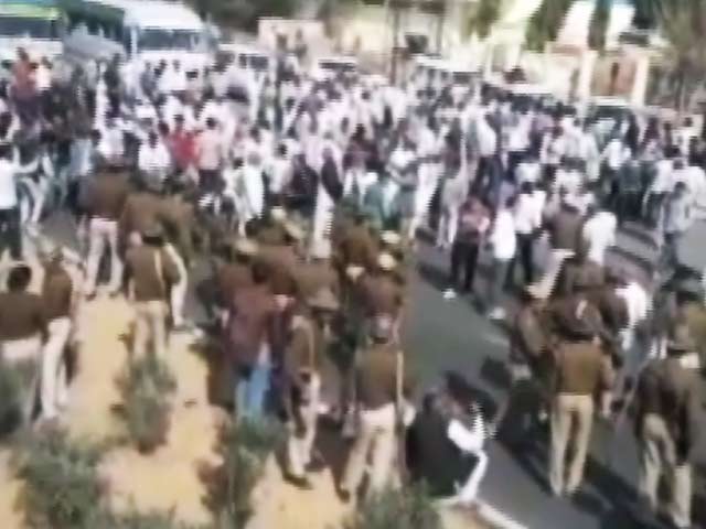 किसानों ने जाम किया जयपुर हाइवे, मांगों को लेकर प्रदर्शन का एलान