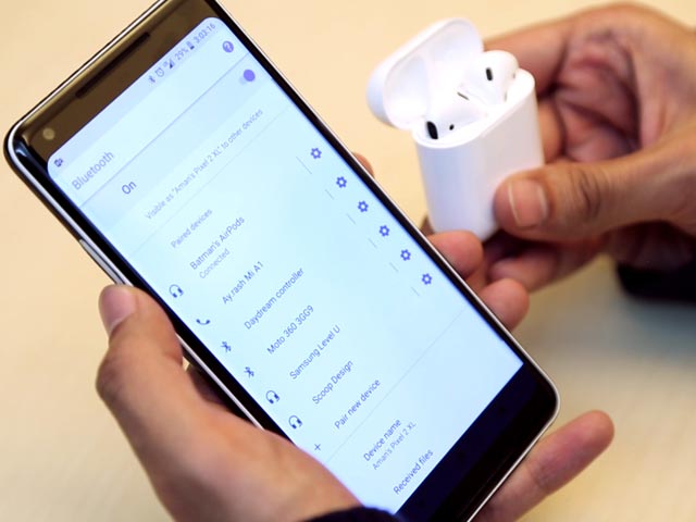 hovedvej cigar Frastøde Video: How To Use AirPods With Android Phones: Pairing, Check Battery  Levels, And More | Gadgets 360