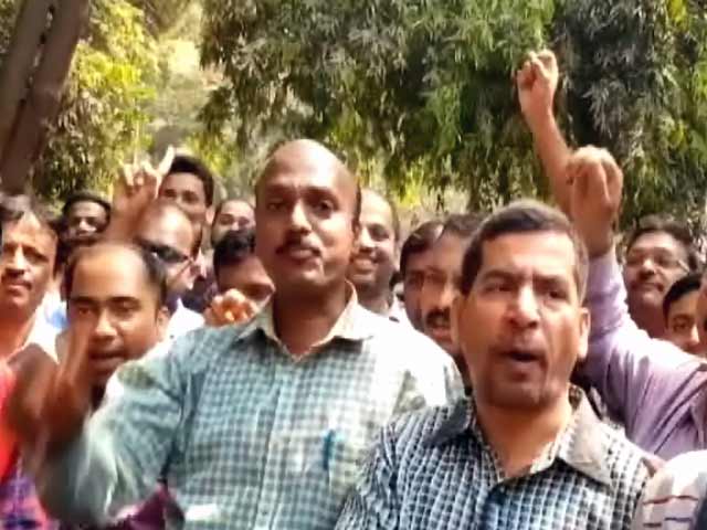 मुंबई : बेरोज़गार होने पर गीतांजलि के कर्मचारियों का प्रदर्शन