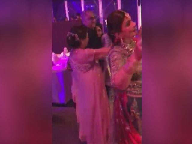 Video : दुबई में डांस करने के दौरान श्रीदेवी ने बोनी कपूर को लगाया गले