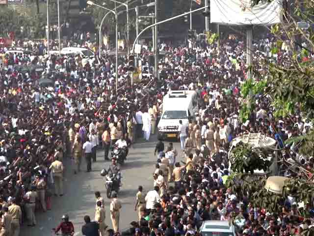 श्रीदेवी के अंतिम दर्शन के लिए उमड़ा फैन्‍स का हुजूम