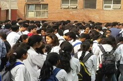 पिटाई के विरोध में LNJP अस्पताल के डॉक्टर हड़ताल पर, मरीज परेशान पिटाई के विरोध में LNJP अस्पताल के डॉक्टर हड़ताल पर, मरीज परेशान