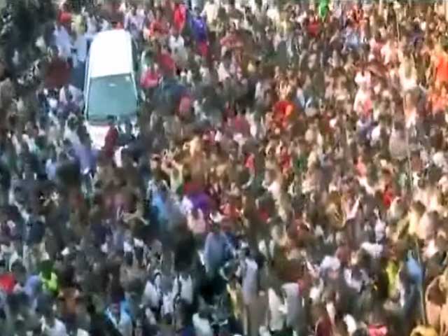 श्रीदेवी के अंतिम सफर में उमड़े फैन्स