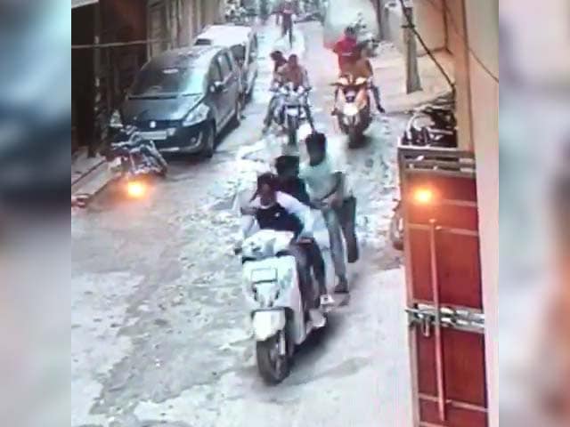Video : Caught On Camera: Man Stabbed 50 Times By Gang Of Bikers In Delhi