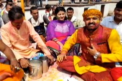 बनारस के घाट पर होली का रंग बनारस के घाट पर होली का रंग