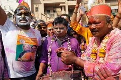 होली मुबारक! बनारस घाट पर विदेशियों की होली होली मुबारक! बनारस घाट पर विदेशियों की होली