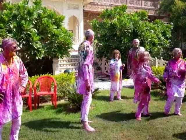 जयपुर में होली खेलते विदेशी