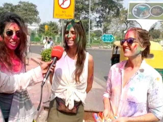 Videos : दिल्ली में विदेशी मेहमानों ने खेली होली