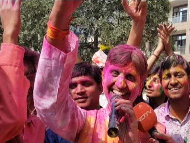 व्यंग्य के रंग में कुमार विश्वास