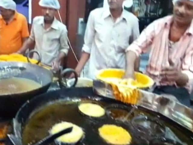 Video : होली पर इंदौर की मशहूर मिठाई
