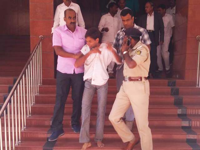 कर्नाटक में शिकायतकर्ता ने लोकायुक्त पर चाकू से हमला किया