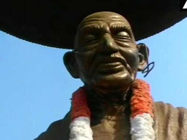 मूर्तियां निशाने पर, अब कन्नूर में गांधी की मूर्ति को नुकसान
