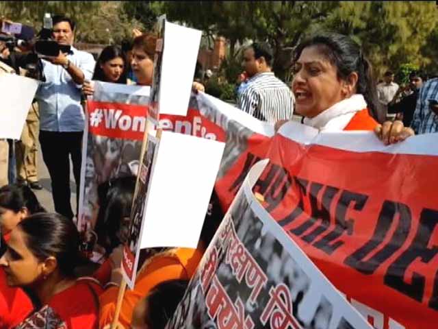 महिला आरक्षण की मांग पर कांग्रेस कार्यकर्ताओं का विरोध-प्रदर्शन