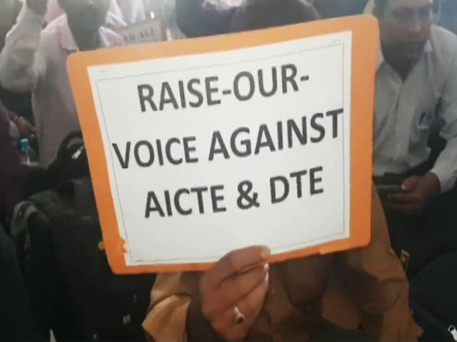 नौकरी सीरीज का 25वां अंक : 'धरना प्रदर्शन' को मजबूर युवा