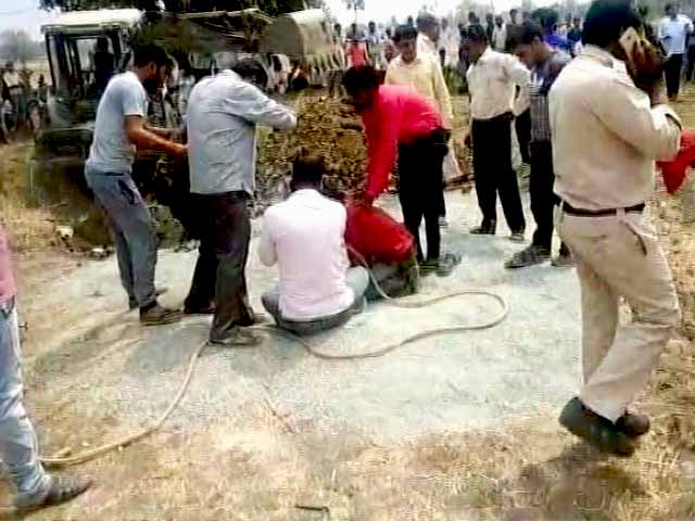 मध्य प्रदेश : 40 फिट गहरे बोरवेल में गिरा बच्चा