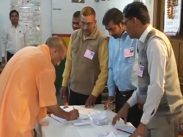 Videos : गोरखपुर में वोट डालने के बाद बोले सीएम योगी- विश्वास है कि जीत होगी