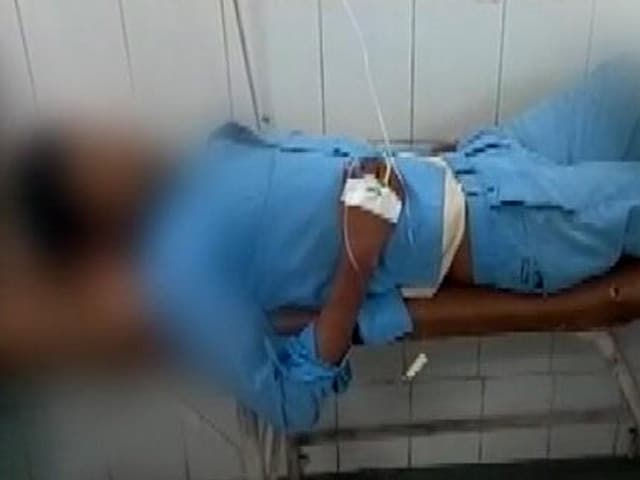 Videos : झांसी :  डॉक्टरों ने मरीज के कटे पैर को बना दिया तकिया
