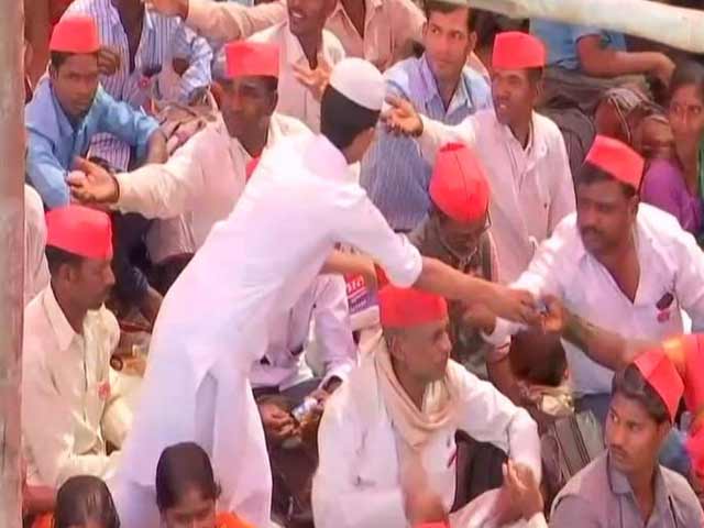 Mumbai With Farmers. Food, Footwear, Flowers For Protesters