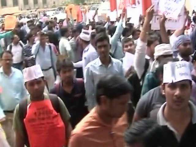 नियुक्ति पर रोक से नाराज शिक्षकों ने किया प्रदर्शन