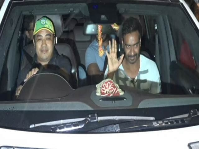 Video : Ajay Devgn Mobbed By Fans After The Screening Of <i>Raid</i>