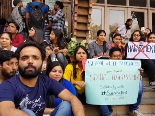 JNU में छेड़खानी के विरोध में छात्राओं ने किया जमकर प्रदर्शन