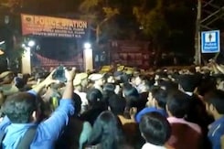 छेड़खानी मामला: वसंतकुंज थाने में जेएनयू के छात्रों से धक्का-मुक्की! छेड़खानी मामला: वसंतकुंज थाने में जेएनयू के छात्रों से धक्का-मुक्की!