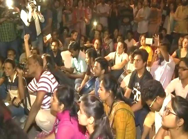 Video : TopNews@8AM : JNU की 9 छात्राओं का प्रोफ़ेसर पर छेड़खानी का आरोप