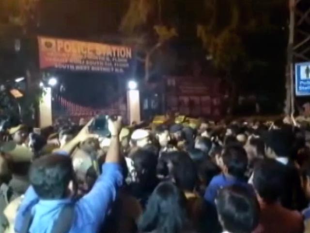 JNU प्रोफेसर को मिली जमानत