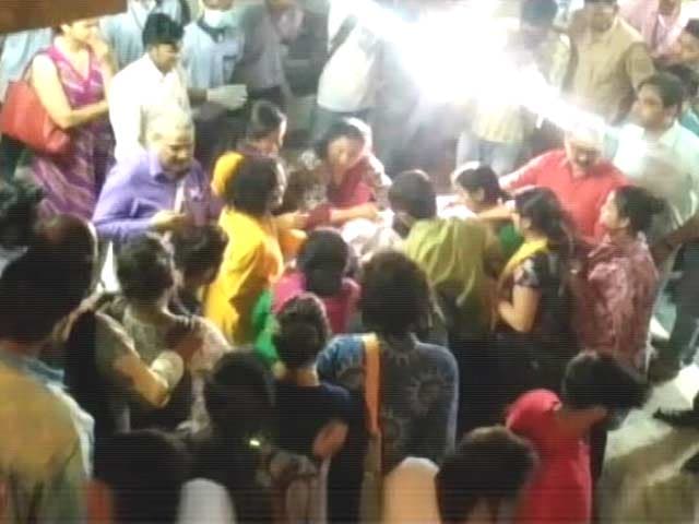Videos : दिल्ली में छात्रा ने की आत्महत्या, 2 टीचर पर FIR दर्ज