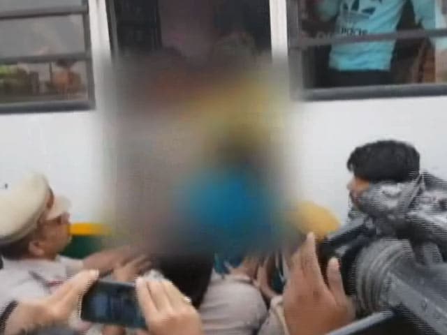 Videos : दिल्ली : छात्रा की खुदकुशी पर फूटा परिजनों का गुस्सा