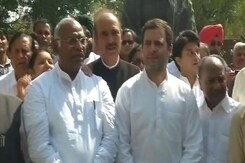 SC-ST एक्ट में बदलाव पर बवाल, संसद परिसर में कांग्रेस का प्रदर्शन SC-ST एक्ट में बदलाव पर बवाल, संसद परिसर में कांग्रेस का प्रदर्शन