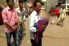 पटना: PMCH ने एंबुलेंस और स्ट्रेचर देने से किया मना, गोद में बच्चे को ले गये परिजन पटना: PMCH ने एंबुलेंस और स्ट्रेचर देने से किया मना, गोद में बच्चे को ले गये परिजन