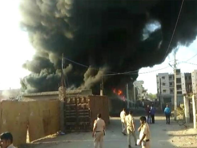 दिल्ली: प्लास्टिक गोदाम में लगी भीषण आग