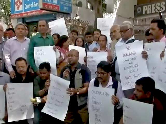 Video : बदसलूकी के विरोध में दिल्‍ली में पत्रकारों का मार्च