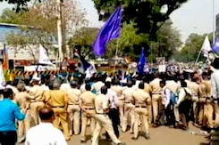 सिटी सेंटर : दिल्ली में पत्रकारों से बदसलूकी का विरोध, मुंबई में 'यलगार मोर्चा' सिटी सेंटर : दिल्ली में पत्रकारों से बदसलूकी का विरोध, मुंबई में 'यलगार मोर्चा'
