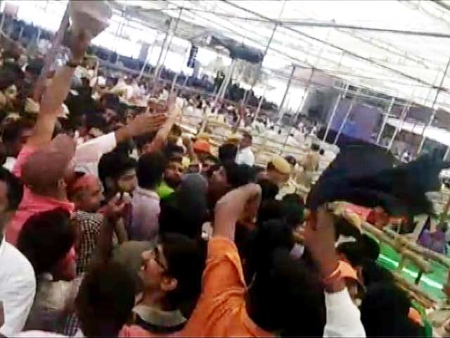 महंगा पड़ा पीएम को काला झंडा दिखाना, 32  की नौकरी पर लटकी तलवार