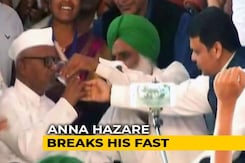 Anna Hazare Breaks Fast Over Lokpal After Devendra Fadnavis Meets Him Anna Hazare Breaks Fast Over Lokpal After Devendra Fadnavis Meets Him