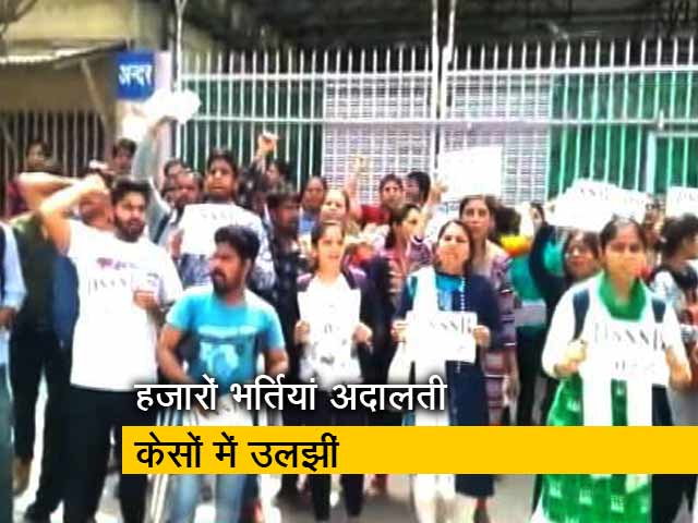 नौकरी सीरीज़ का 31वां भाग : सरकारी नौकरियां आखिर कहां चली गईं?