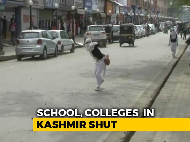 College Students Throw Stones, Clash With Police In Srinagar