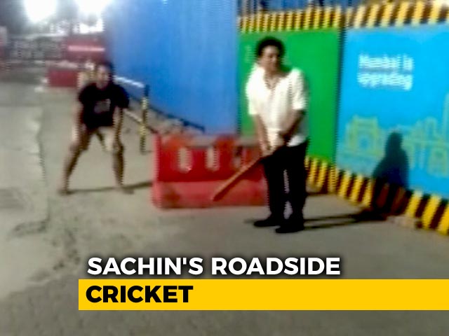 Video : Sachin Tendulkar Bowls Over Fans, Joins Them For Late-Night Gully Cricket