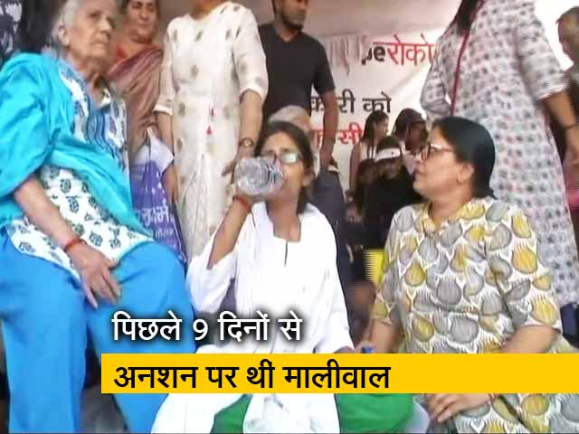 Videos : दिल्ली महिला आयोग की अध्यक्ष स्वाति मालीवाल ने तोड़ा अनशन