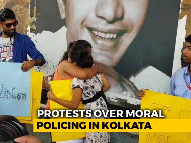 "Free Hugs" Offered Outside Metro Station After Kolkata Couple Thrashed In Train