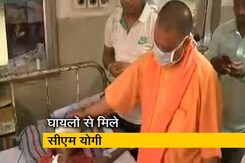 आंधी-तूफान में घायलों से मिले सीएम योगी आंधी-तूफान में घायलों से मिले सीएम योगी